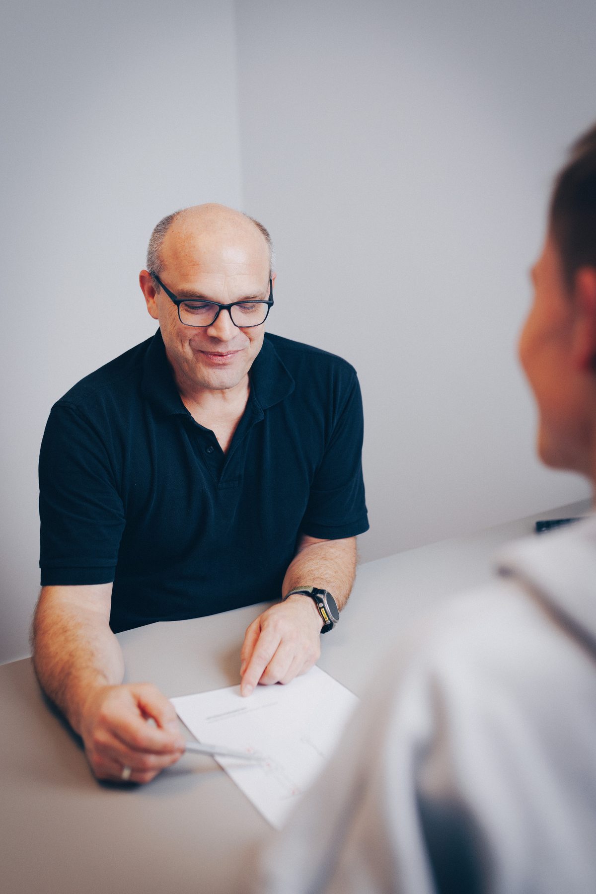 Dr. Olivier bespricht Befunde mit einem Patienten