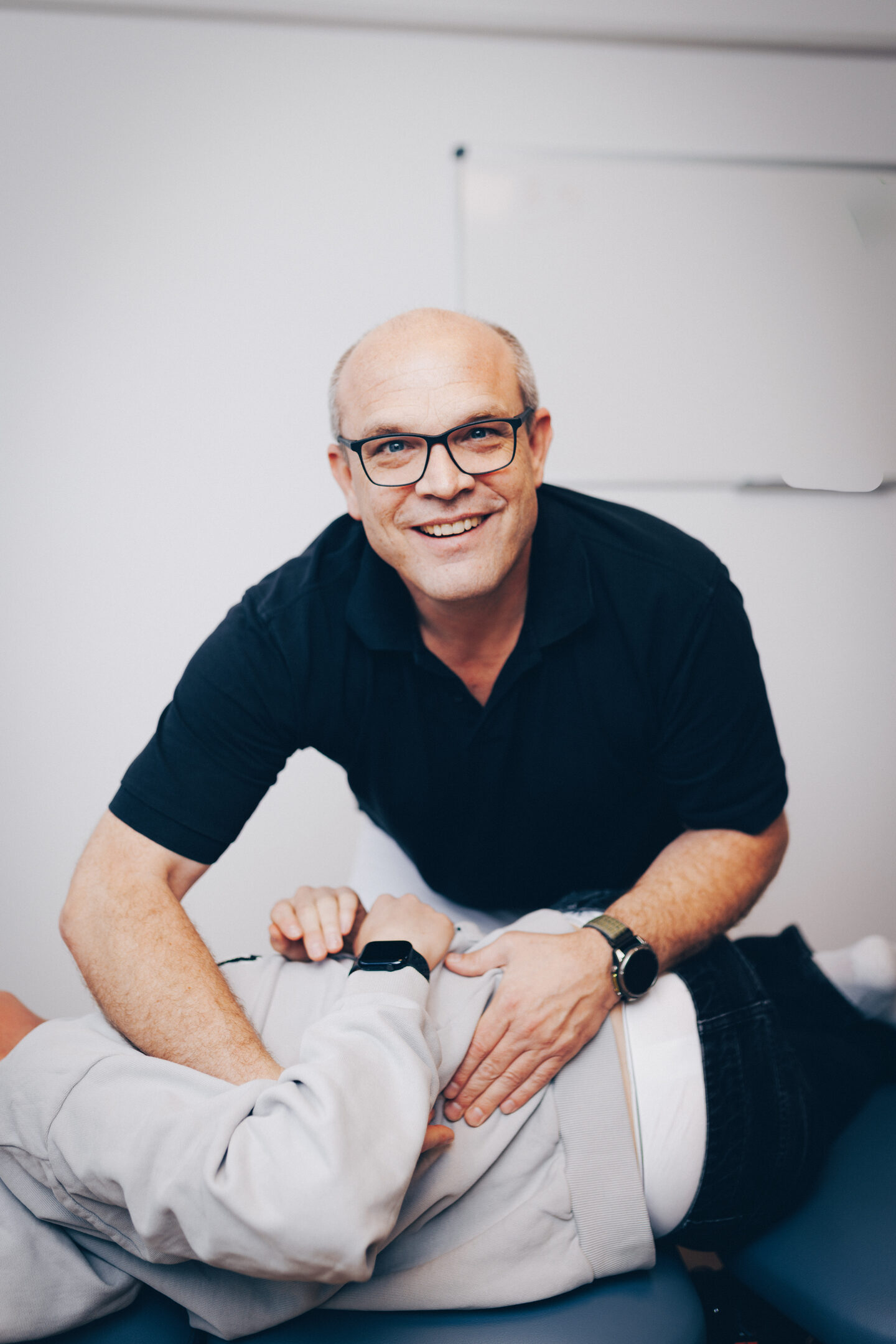 Dr. Olivier bei der manuellen Behandlung