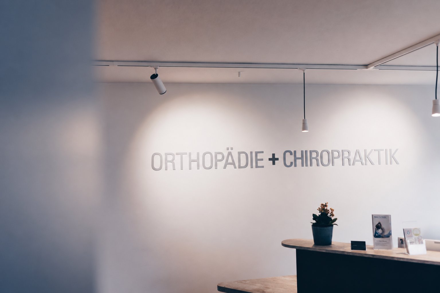Schriftzug Orthopädie und Chiropraktik am Praxisempfang in Elmshorn