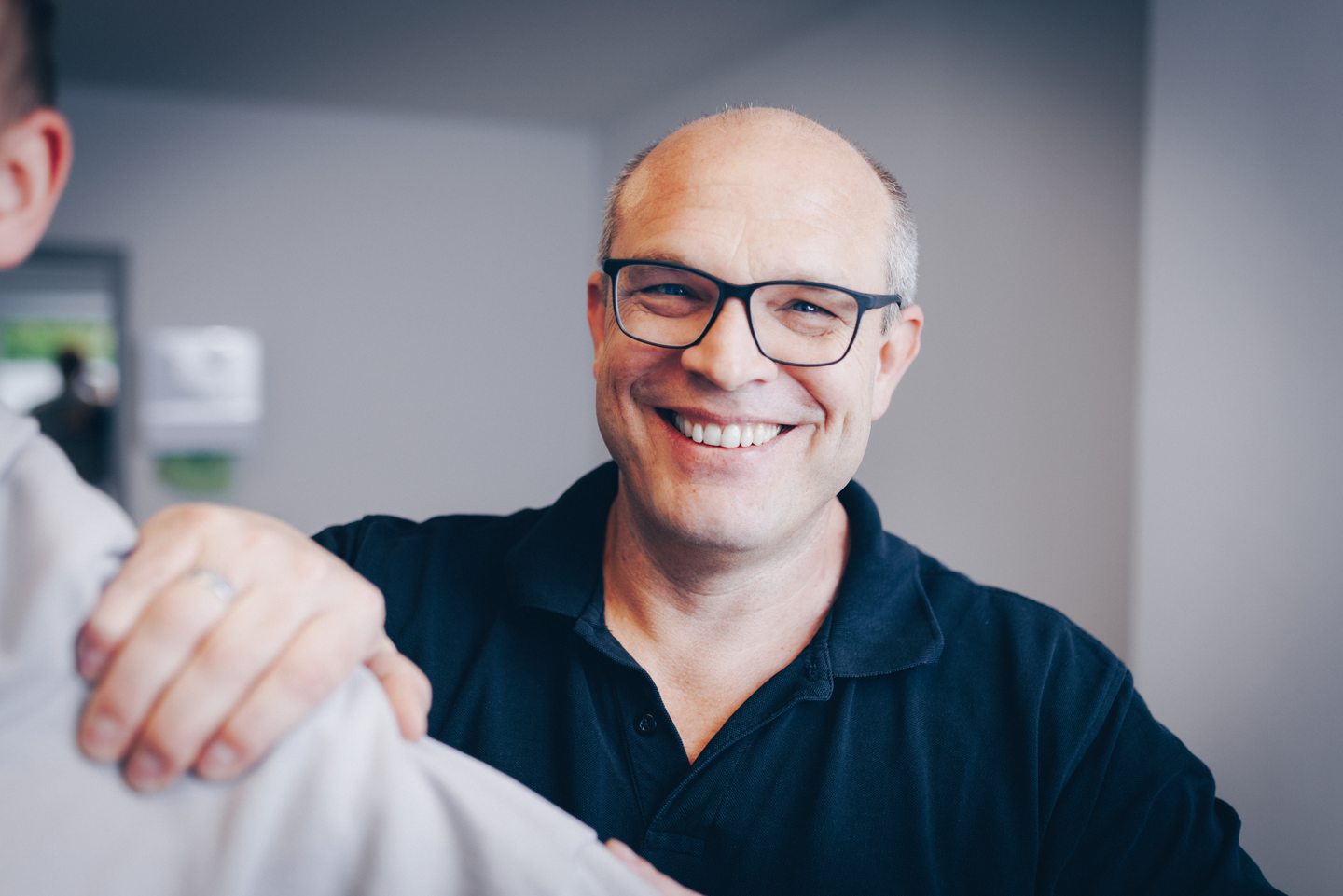 Dr. med. Jan Olivier im persönlichen Kontakt mit einem Patienten